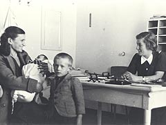 Nurse and patients 1940.
Credit: SCRAN Nurse and patients 1940.
Credit: SCRAN