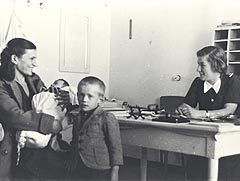 Nurse and patients 1940. 
Credit: SCRAN